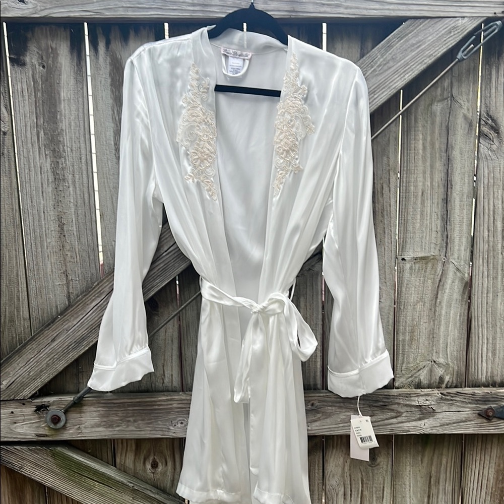 Elegant White Lace Trim Robe
